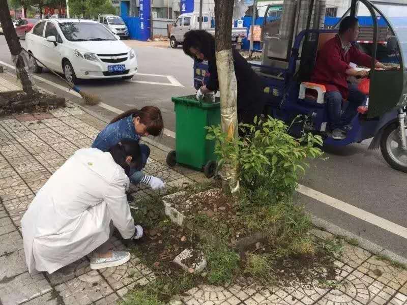 擼起袖子加油干 美化車(chē)城創(chuàng)佳績(jī) ——月亮灣管委會(huì)迎“五一”美化...