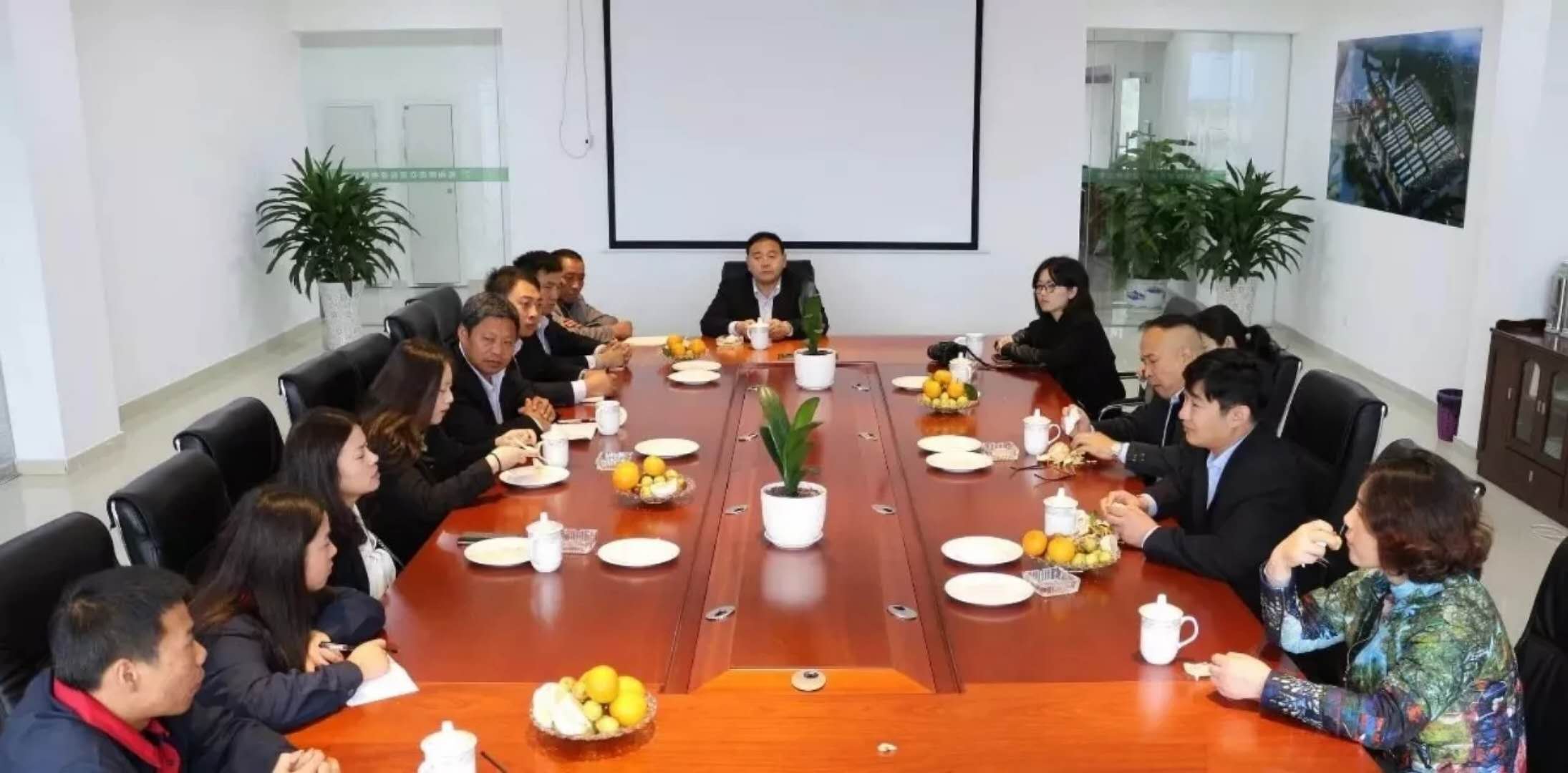 中國(guó)中醫(yī)藥報(bào)社社長(zhǎng)兼總編輯王淑軍一行來(lái)萬(wàn)考察