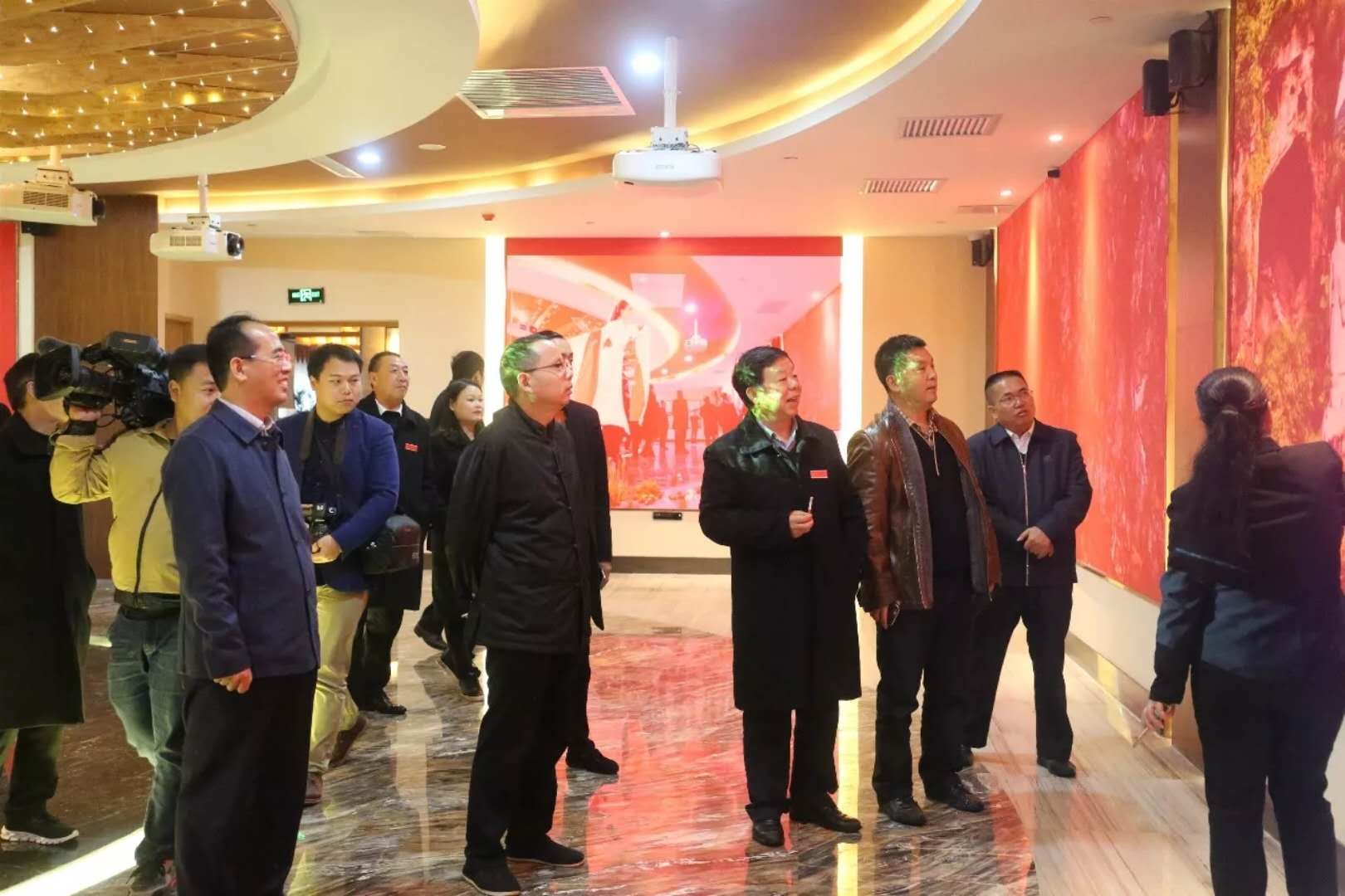 貴州省文聯(lián)主席歐陽(yáng)黔森一行到朱砂古鎮(zhèn)調(diào)研