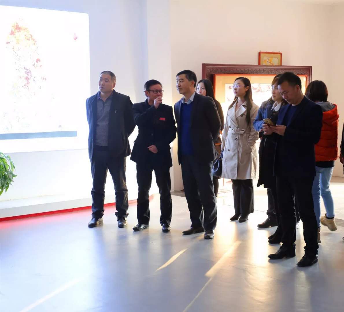 中共六枝特區(qū)委宣傳部常務(wù)副部長李萬軍一行到朱砂古鎮(zhèn)考察