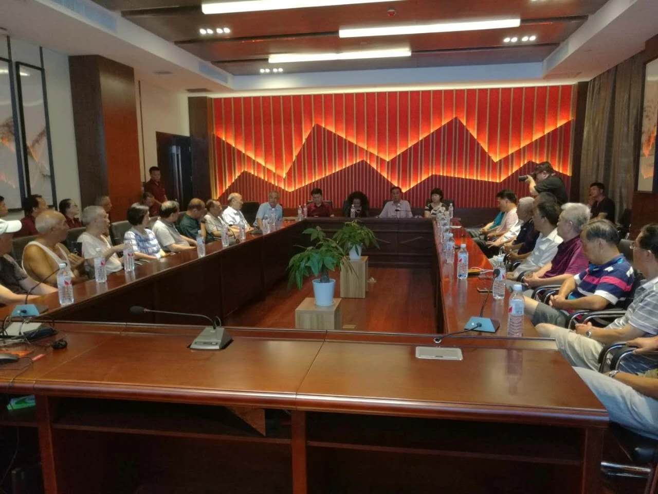 殷殷深情寄丹都 獻計獻策謀發(fā)展 一一朱砂古鎮(zhèn)舉行吉旅公司.汞礦中...