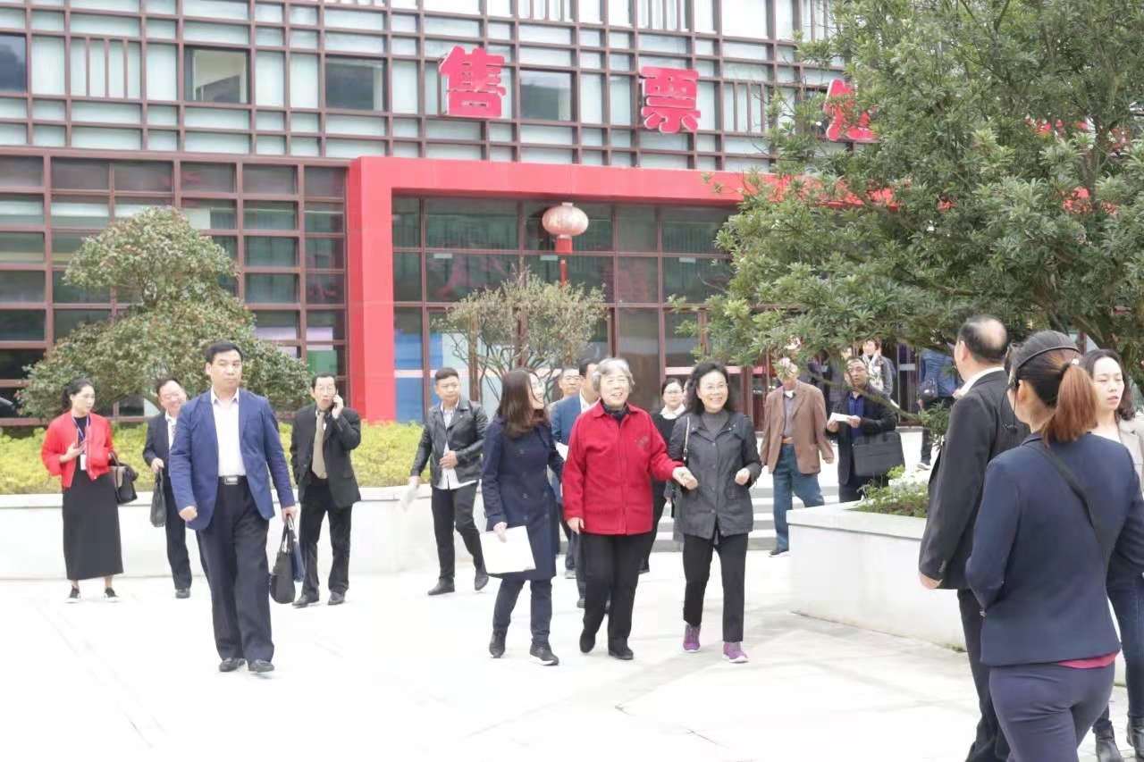中國關工委常務副主任劉雅芝一行到朱砂古鎮(zhèn)調研