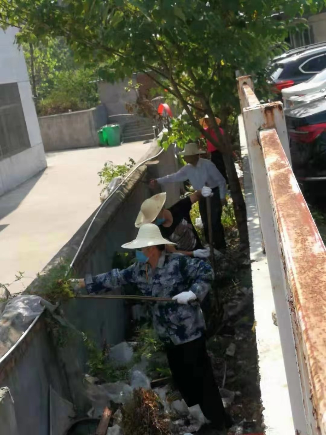 烈日烤煉報(bào)恩心,熱汗?jié)补鄧l(wèi)花 一一吉陽集團(tuán)員工和月亮灣汽車人...