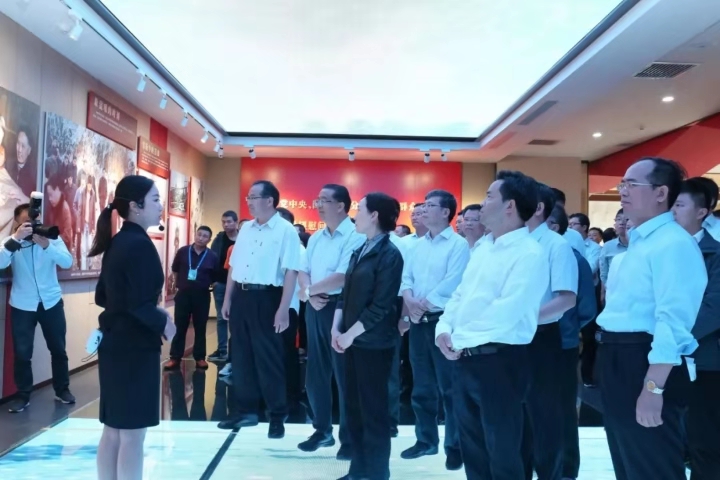 2019年渝鄂湘黔四省市政協(xié)助推武陵山片區(qū)旅游扶貧合作考察團到朱...