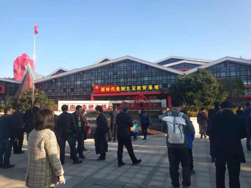 全國報(bào)業(yè)百名社長總編走進(jìn)朱砂古鎮(zhèn)景區(qū)開展聯(lián)合采訪活動